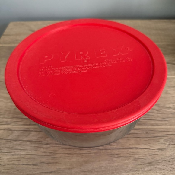 Pyrex Other - PYREX 7203 Clear serving Bowl  1.75 QUART 7" x 3.25" W/ Lid 7402-PC Red